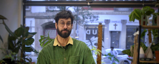 Adrien, fondateur de Studio Plantes, boutique de plantes rares à Strasbourg, en interview dans la boutique